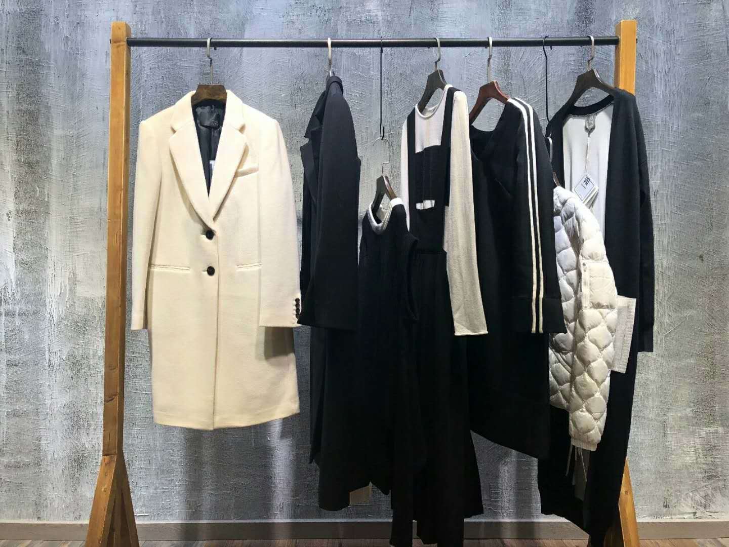 女裝店鋪陳列藝術(shù) 巧思陳列，點(diǎn)亮服飾獨(dú)特魅力